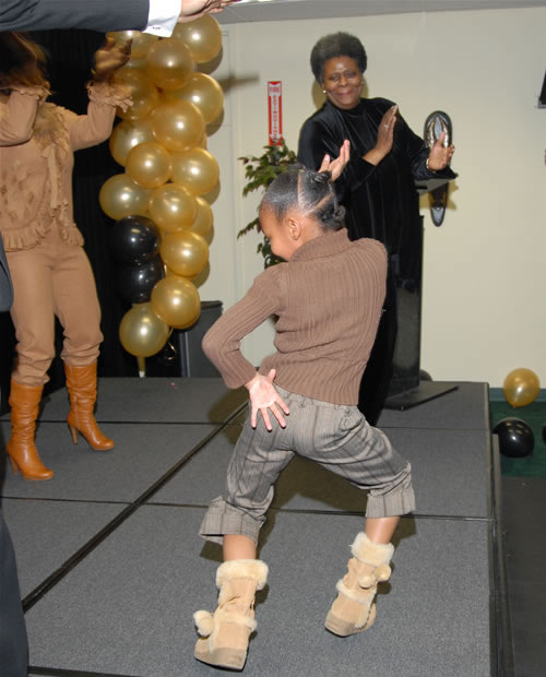 Sa'Vanna dancing on stage during dance break at the awards show, 2007 TAG Awards Show