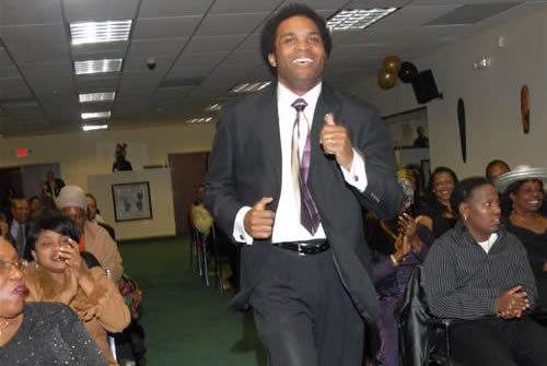 Erroll running down the aisle to receive his trophy, 2007 TAG Awards Show
